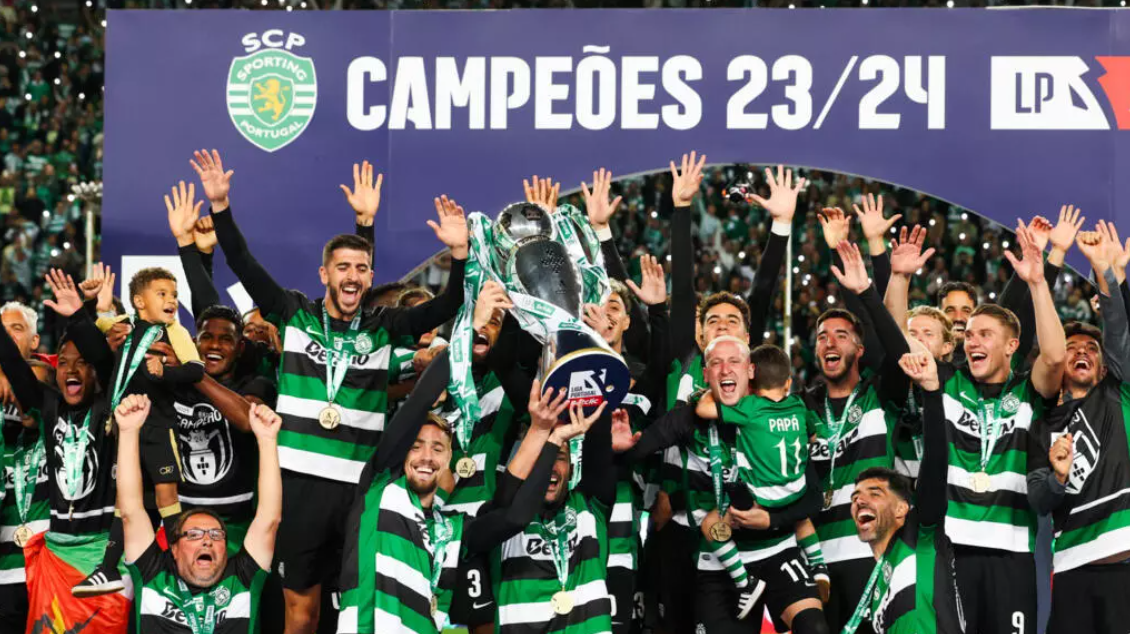 Sporting CP players celebrating 2023/24 title