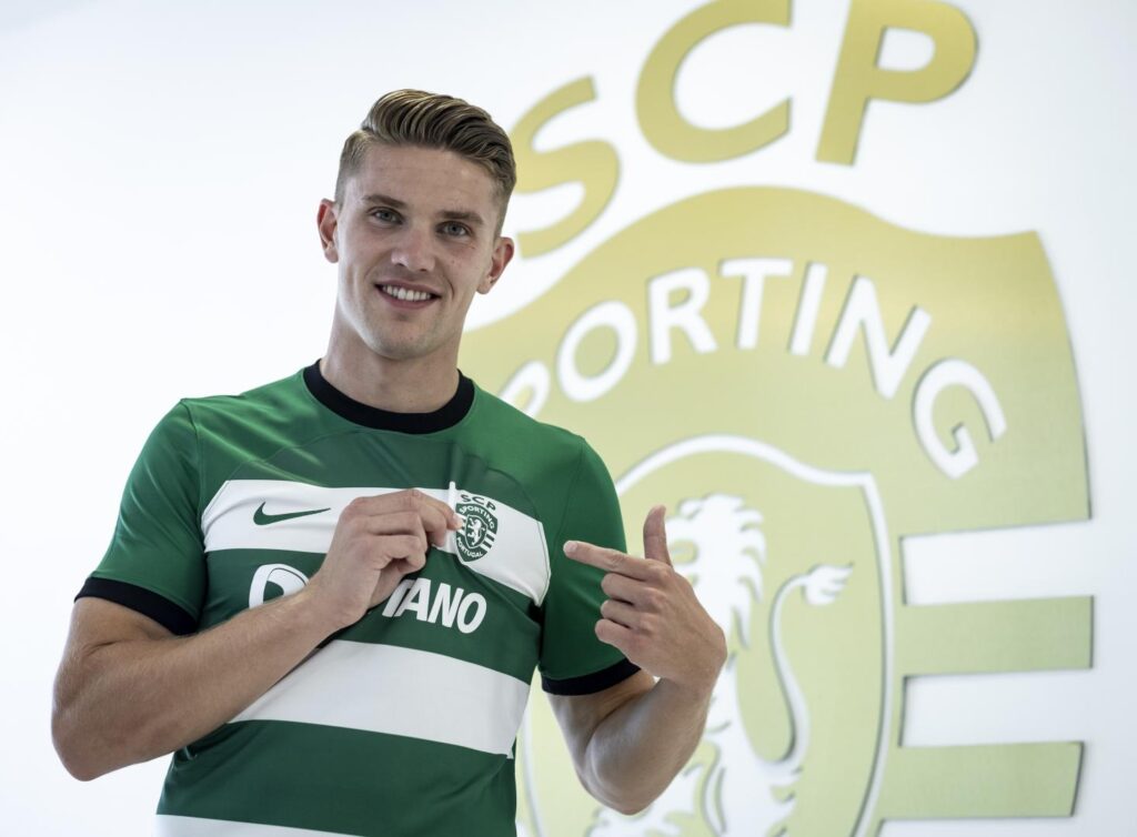 Viktor Gyökeres with Sporting shirt